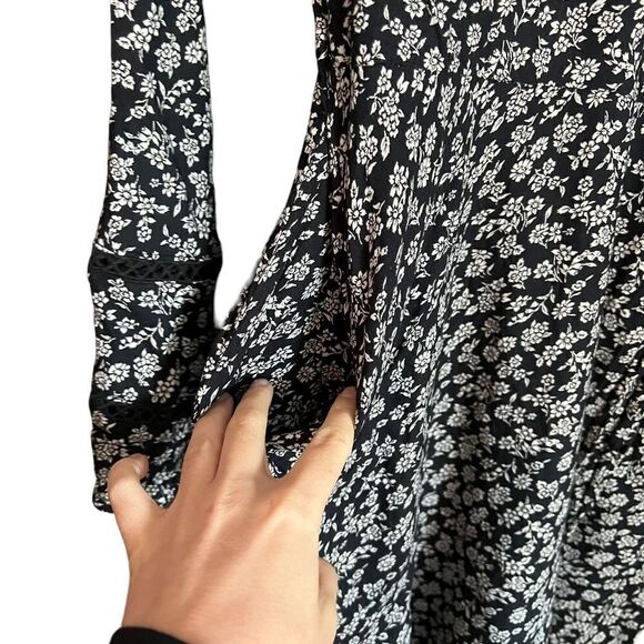 Hollister floral pattern faux wrap dress. Size medium - Picture 11 of 13